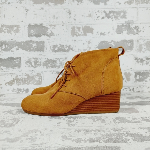 New Kenneth Cole REACTION Deka Tan Suede Lace Up Wedge Bootie C235 - Picture 1 of 11